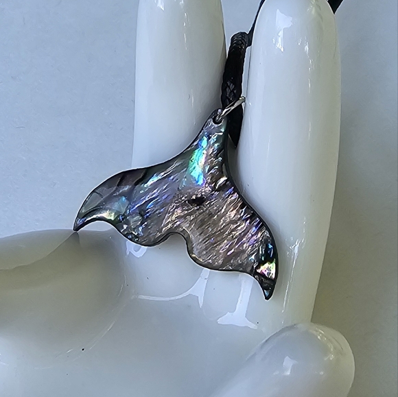 🐳 Abalone Shell Mermaid Fin Necklace - Picture 1 of 7